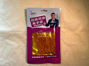 Снеки к пиву: Мучные полоски МАЛИНОВЫЕ со вкусом острых бараньих рёбрышек 76 гр